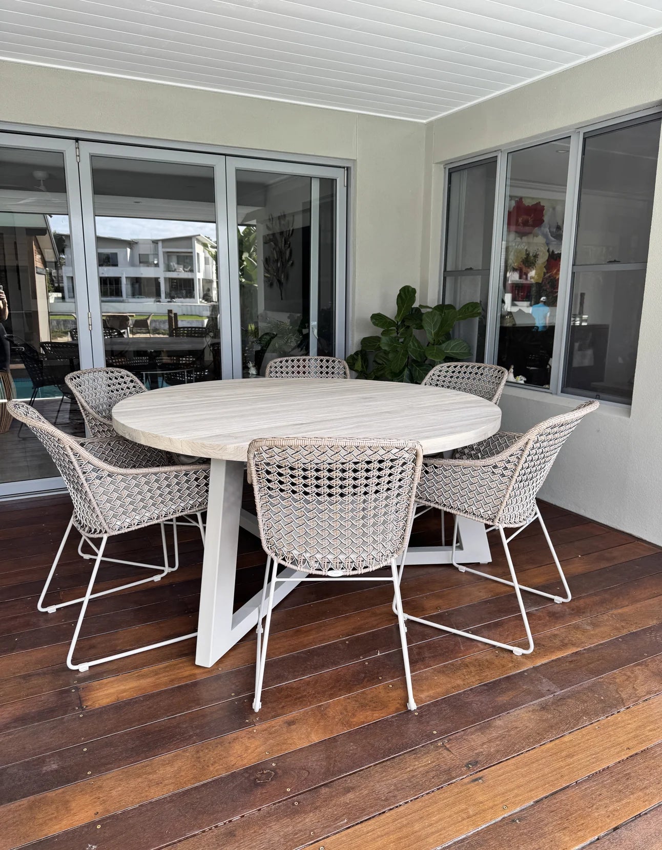 Dining Table with 6 x Chairs
