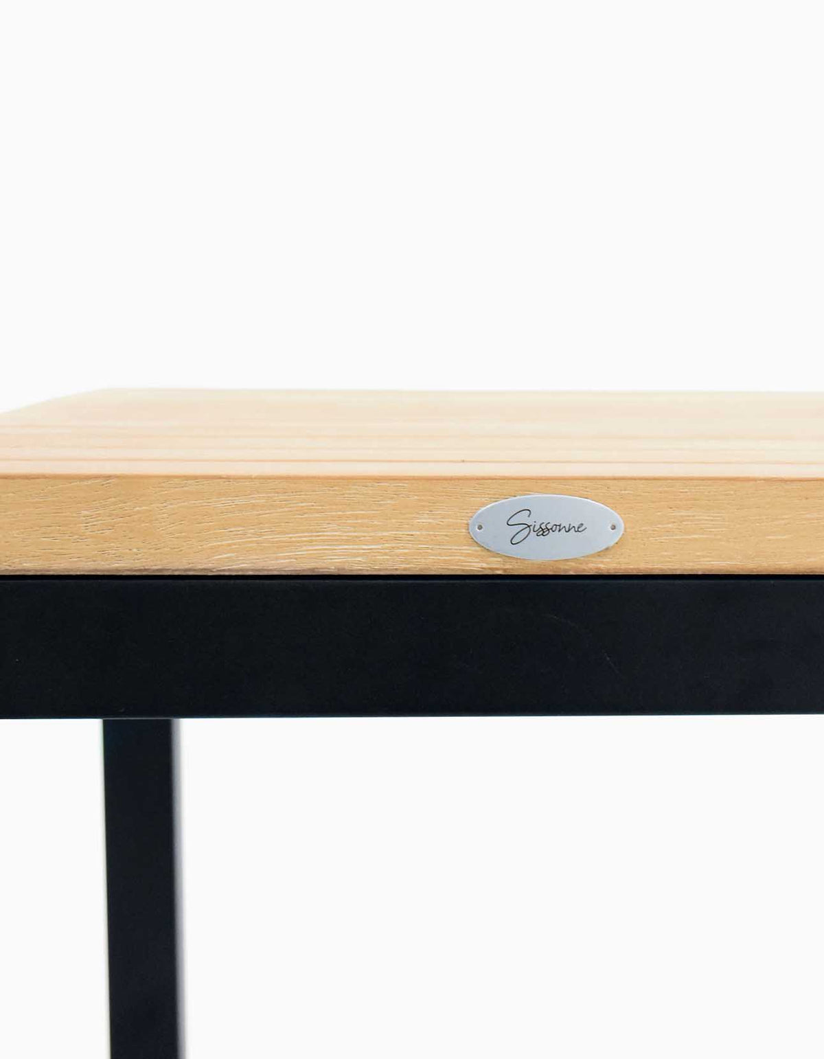 Elwood Sofa Table with aluminium base, close-up of the teak top edge